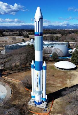新デザインに再塗装されたＨ２ロケットの模型