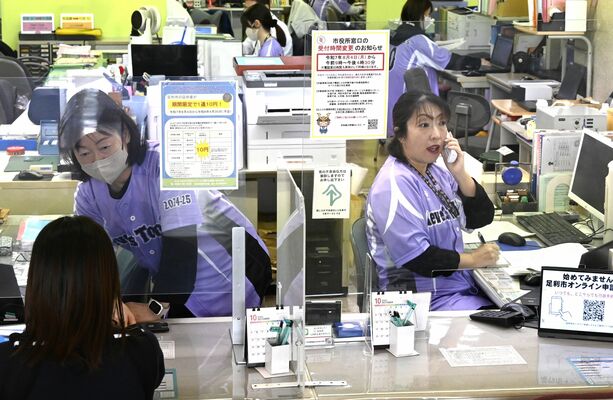 ユニホームを着用し、窓口業務に当る市職員