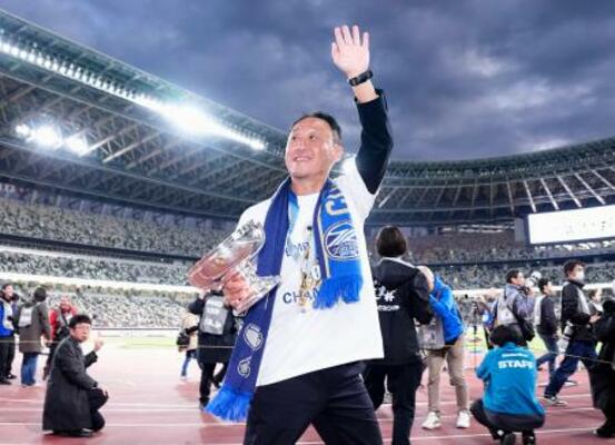 　神戸を破り初優勝を果たし、サポーターの声援に応える町田・黒田監督＝国立競技場