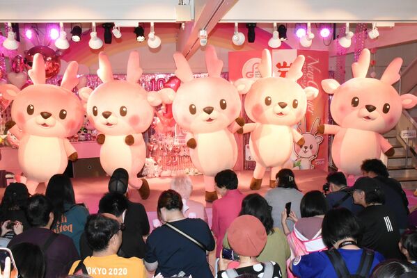 ダンスで会場を盛り上げる「岩下の新生姜」公式キャラクター「イワシカ」