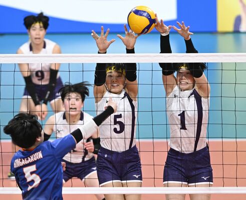 第２セット、ブロックに飛ぶ国学栃木の町田（中央）と田中（右）＝東京体育館、森田大地撮影