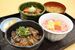 いろいろ楽しめる「エキナカ３種丼」