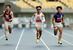 　男子１００メートル予選　準決勝進出を決めた小室歩久斗（中央）＝カンセキスタジアムとちぎ