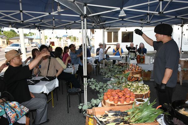 上村シェフの音頭で乾杯する参加者＝６月６日、宇都宮市