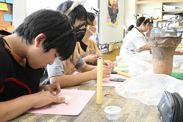 粘土を使って縄の文様作りに挑戦する児童