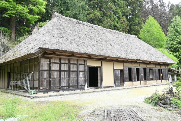 かやぶき屋根が特徴的な荒井家住宅の主屋