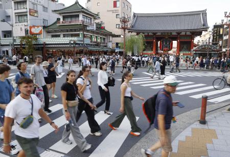 　東京・浅草を歩く訪日客ら＝１６日午後