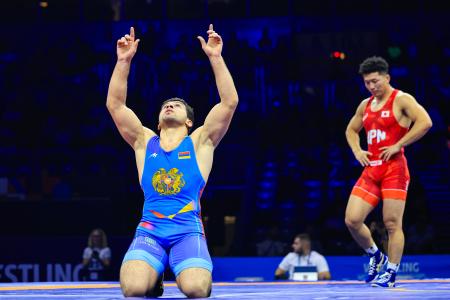 世界レスリング男子グレコローマンスタイル77キロ級決勝でマルハス・アモヤン(左)に敗れた日下尚=19日、ザグレブ(ゲッティ=共同)
