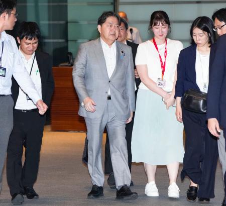 　岸田前首相と面会後、首相官邸に入る林官房長官（中央）＝８日午後