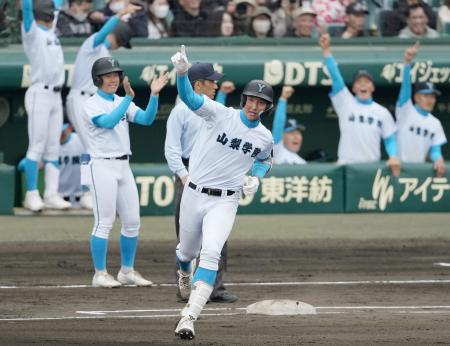 　山梨学院―長崎日大　１回表、左越えに先制本塁打を放ち、一塁を回る山梨学院・菰田＝甲子園