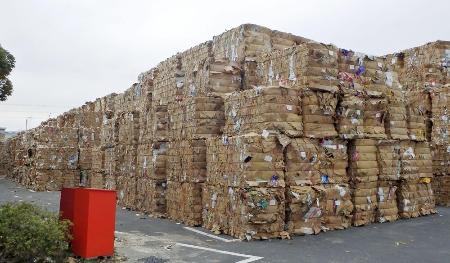 　製紙会社の段ボール用古紙置き場