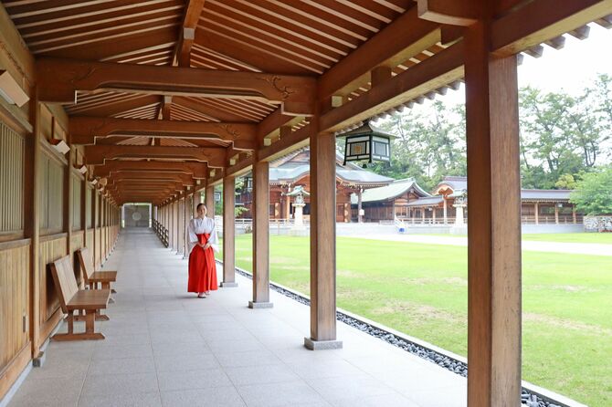 屋根付き回廊やスロープがあり、本殿までスムーズに参拝できる護国神社＝新潟市中央区