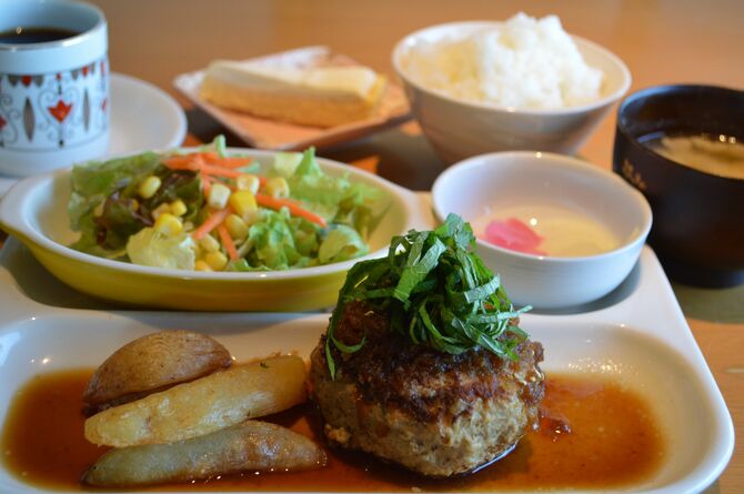 白米はおかわり自由、平日限定の「元祖 和風ハンバーグランチ」(1000円)