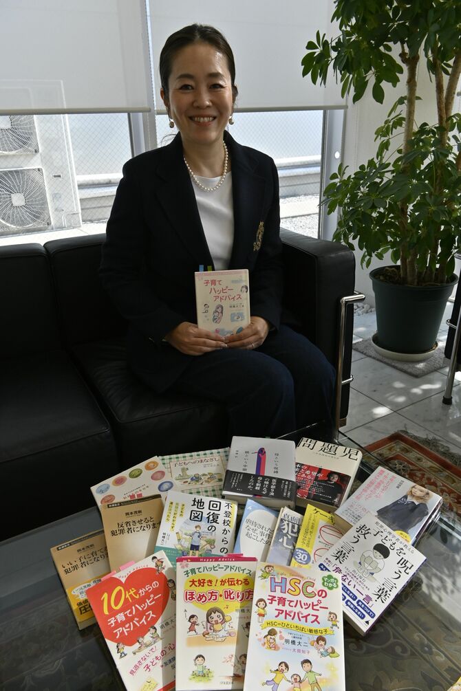 子育てで「自己肯定感を育むこと」を大切にしてきた山本さん。日々、読書に励む