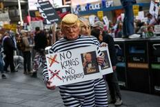 米２６００カ所で反トランプデモ