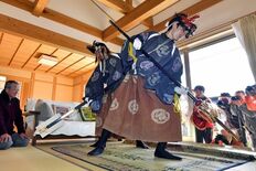 てんぐが家々回り悪魔払い　鹿沼で５年ぶり「板荷のアンバ様」
