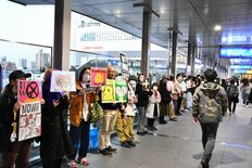 JR宇都宮駅で無言の憲法改正反対デモ　参加者に対し暴言も、現場は一時騒然