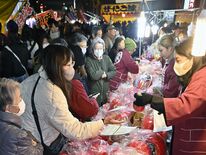 宇都宮の初市、大にぎわい　露店300軒、歩行者天国に
