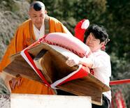 巨大鏡餅持ち上げ「力」奉納