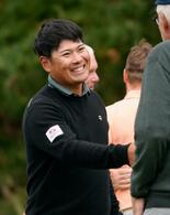 久常は首位キープ、松山１０位