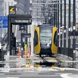 梅雨なのに厳しい暑さ　LRTの軌道上に逃げ水　蜃気楼に揺らぐ沿線