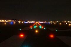 【夕刊】滑走路に警告灯導入、進む対策