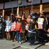 手作り衣装で鎧行列　足利・矢場川小児童10人　600メートル練り歩く