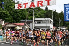 新緑の温泉街を力走　塩原温泉湯けむりマラソン　暑さに負けず1600人駆け抜ける