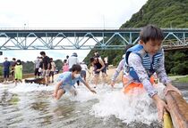 観光やなにぎわう