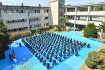 小山の中学校　屋外で入学式