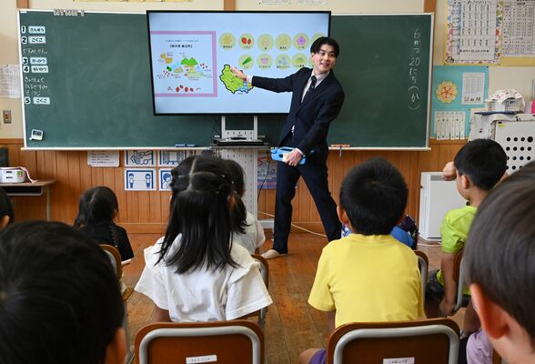 絵本を読み聞かせる千徳さん（奥）