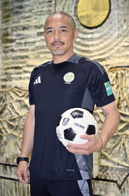 ボールを手に「Ｊスマイルフットボールツアー」をＰＲする小野さん