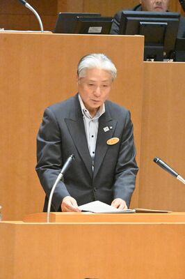 「とも家事の日」制定を表明する福田知事＝２１日午前、県議会本会議場