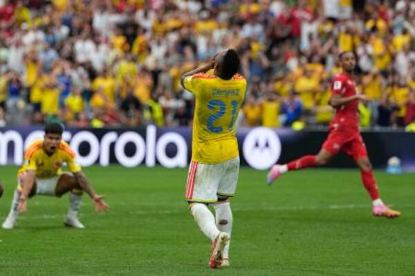 7日、スイスとの準々決勝でシュートを外し、顔を覆うコロンビアのMFカンパス=バンクーバー(AP=共同)