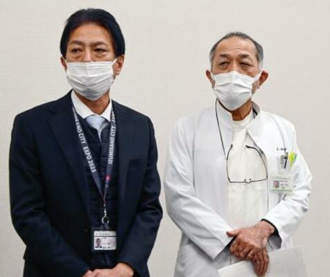 　ワーキンググループの初会合を終え、大阪府泉佐野市の担当者とともに取材に応じるりんくう総合医療センターの松岡哲也病院長（右）＝１４日午後、大阪府泉佐野市