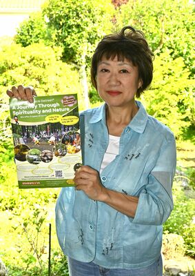 英語で書かれたチラシを手にする安在代表