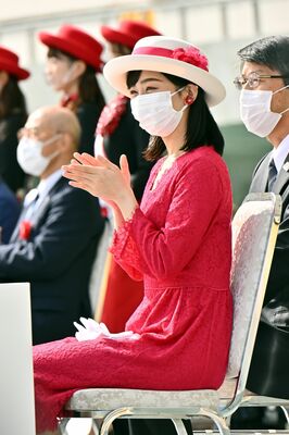 総合閉会式で選手団に拍手を送られる秋篠宮家の次女佳子さま＝11日午前10時５分、カンセキスタジアムとちぎ