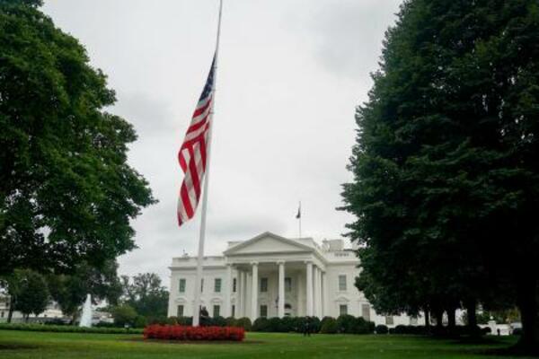 　１０日、米保守系活動家チャーリー・カーク氏殺害を受け、半旗となったホワイトハウス前の星条旗＝ワシントン（ロイター＝共同）