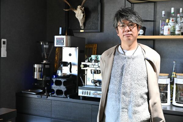 店内に立つ臼井代表