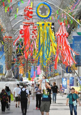 オリオン通りに設置された色とりどりの七夕飾り＝３日午後１時５分、宇都宮市江野町