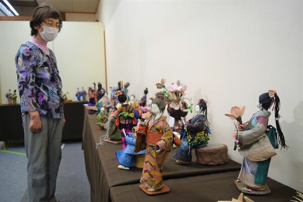百人一首を題材にした下野ひとがた３２点が並ぶ作品展