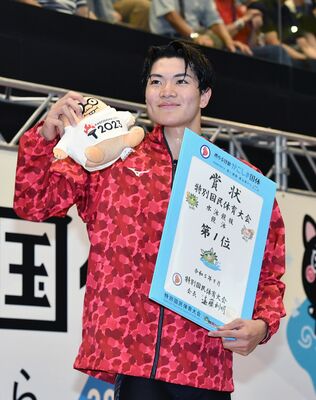 競泳少年男子Ａ４００メートル個人メドレーで初優勝し、笑顔を見せる松下（宇南高）＝鹿児島市鴨池公園プール