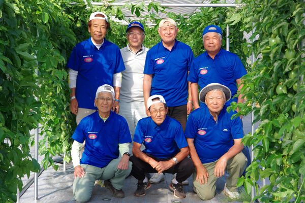 栽培に取り組む高橋さん（後列左）や若林さん（同右）ら７人