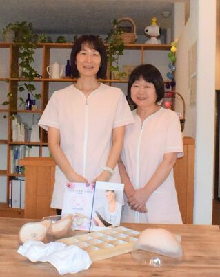 乳房補整ケアに取り組む福田さん（左）と軽部さん＝小山市内