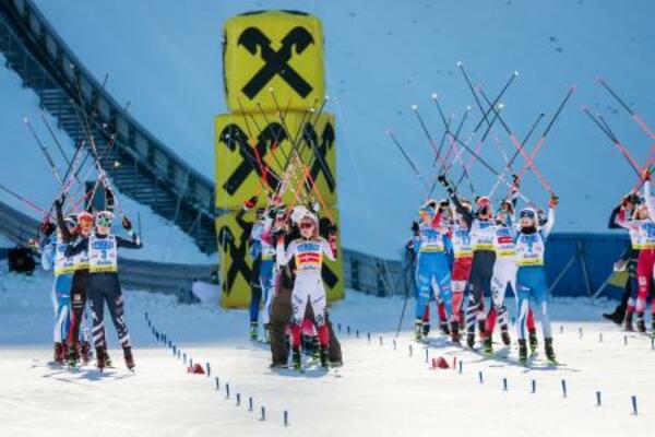 ノルディック複合W杯女子個人第10戦の前半距離のスタート前に、五輪から女子が除外されていることに抗議し、ストックを掲げて「X」の文字を作る選手たち=ゼーフェルト(共同)