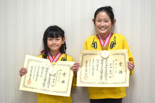 統計グラフ県コンクールで特選に輝いた華瑚さん（右）と璃華さん
