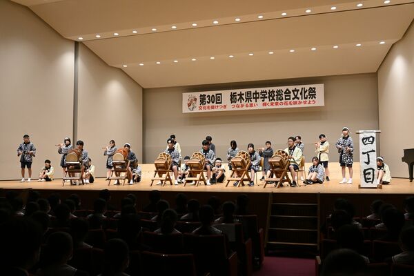 伝統芸能のお囃子を演奏した那須烏山市烏山中の郷土芸能部=6日午後2時15分、那須塩原市上厚崎