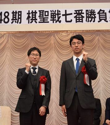 棋聖戦第３局の前夜祭でガッツポーズする一力棋聖（右）と井山王座＝26日午後、日光市安川町