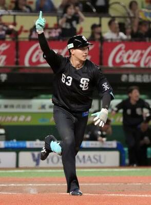 　９回、サヨナラ打を放った西武・長谷川＝ベルーナドーム