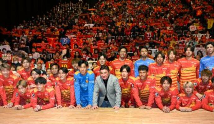 　Ｊ１名古屋の新体制発表会で、サポーターと記念写真に納まるペトロビッチ新監督（中央）と選手たち＝８日、名古屋市